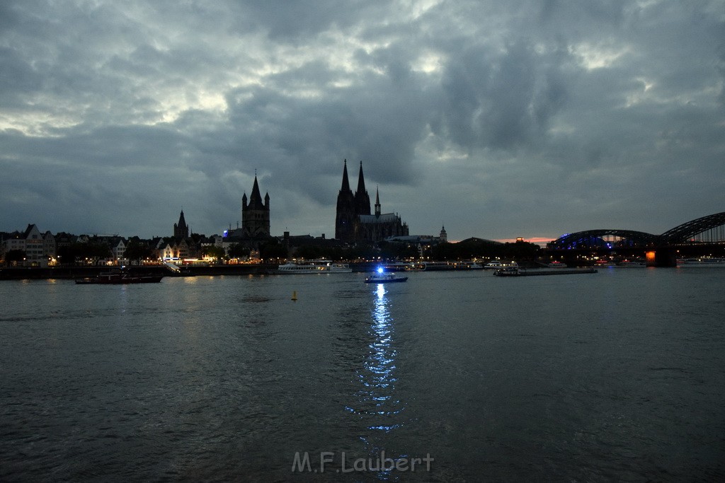 Hilfe Schiff Koeln Hoehe Kranhaeuser Schiff Rich Hafen Koeln Muelheim P06.JPG - Miklos Laubert